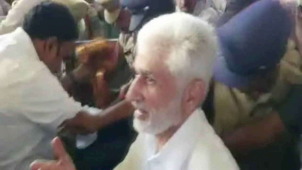 Vizag People Grand Welcome to YSRCP MP Vijayasai Reddy over Capital || Visakha Airport