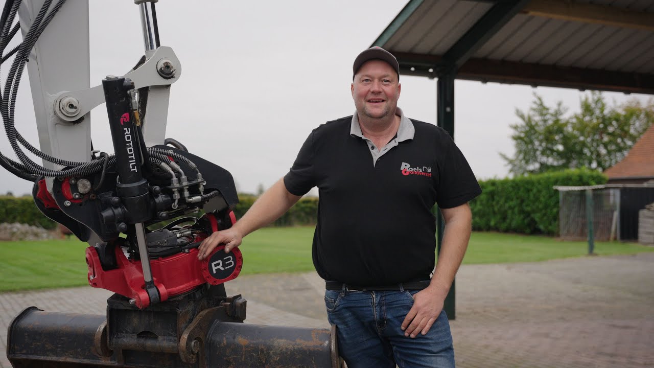 Roel met een Rototilt R3 tiltrotator op een Takeuchi TB295W graafmachine.