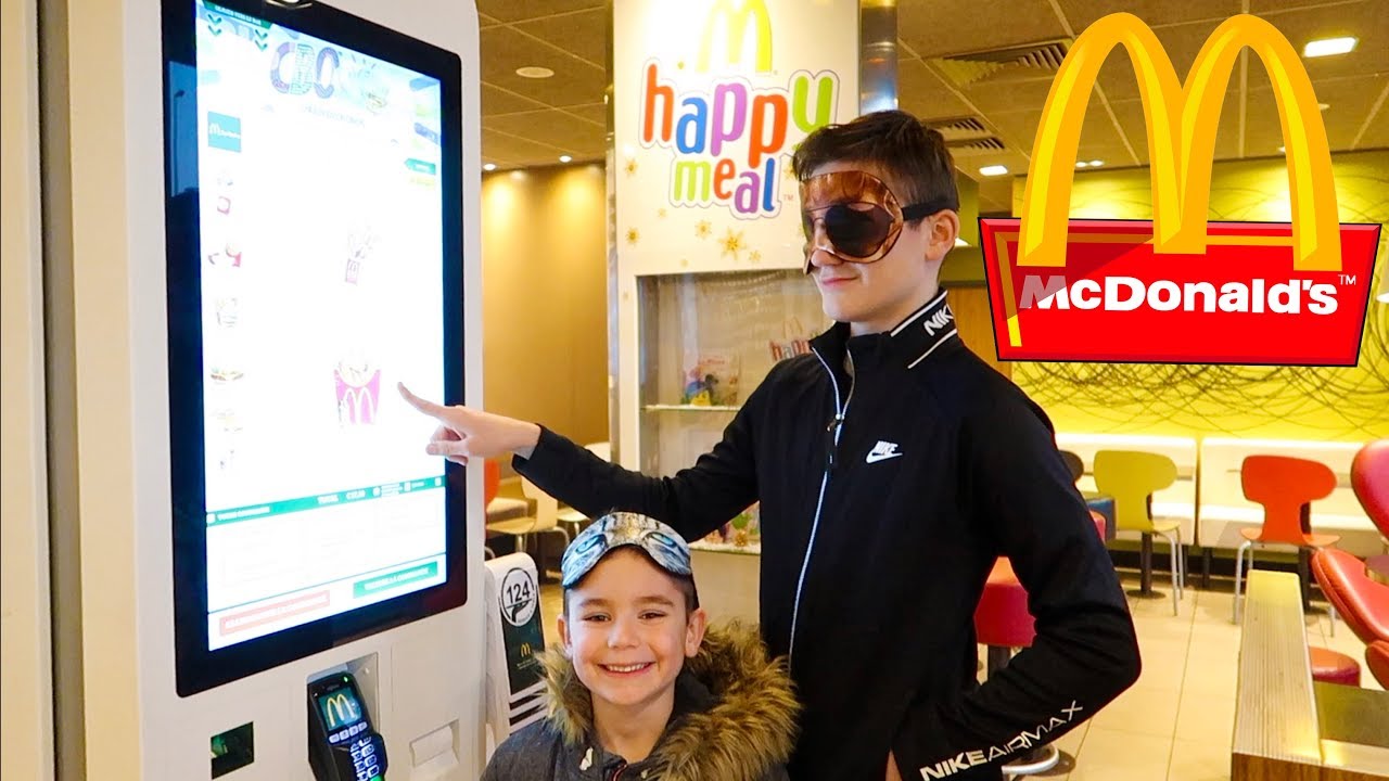 MCDO À L'AVEUGLE ! - On achète tout ce qu'on touche les yeux bandés