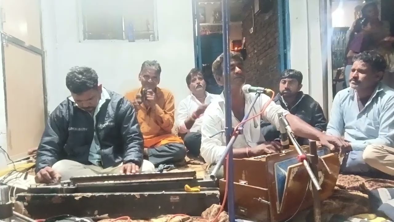 કાલે રાત્રિ રામાપીર ના પાઠ માં ભકતો ની ભજન ની મોજ ભજન ની લેરિ સાંભળીને વિડિયો ગમે તો લાઈક શેર સબકા