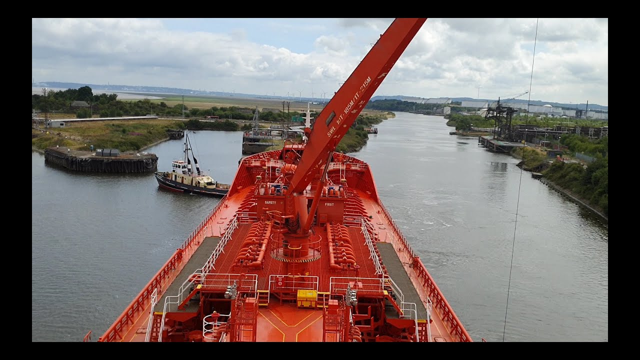 STANLOW (UK) SHIFTING from Ince berth to Oil jetty 1 / Manchester Ship Canal pilotage / Berthing.