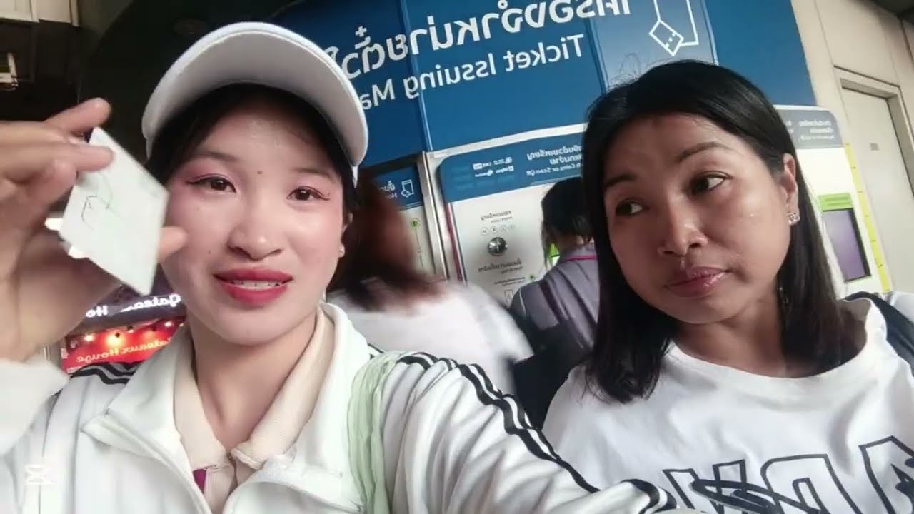 ก่อนกลับลาว 2 สาวพากันนั่งรถไฟ BTS ครั้งแรกในชีวิตตื่นเต้นมากเพิ่งรู้ประหยัดเงินประหยัดเวลารถไม่ติด