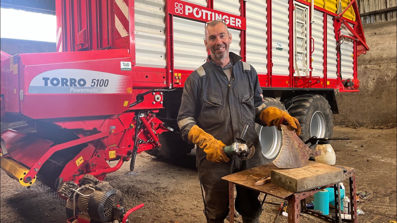 SHARPENING BLADES on our POTTINGER TORRO 5100 SILAGE WAGON