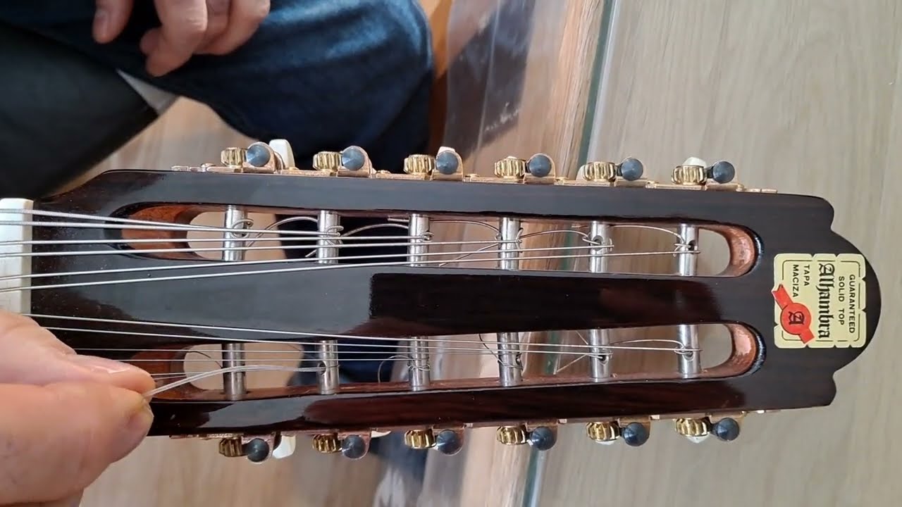 Cambiar cuerda y sujetarla al clavijero de bandurria y de guitarra