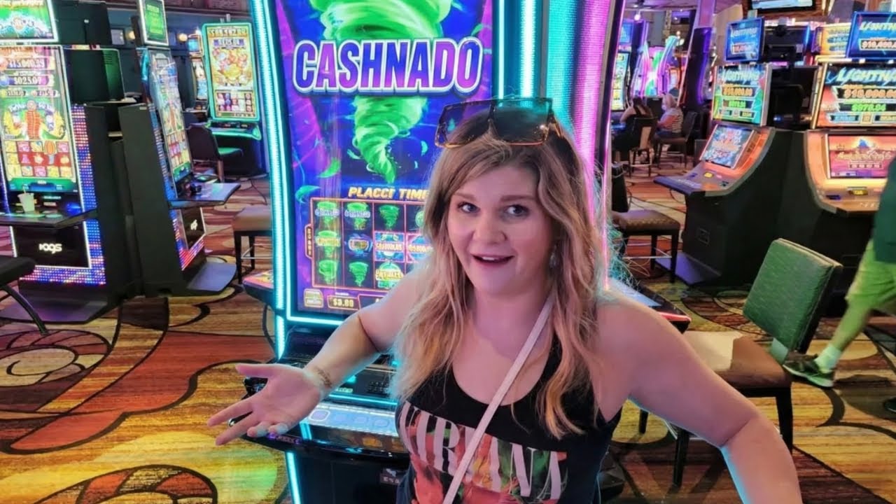 Ruby Plays the Legendary CASHNADO Slot Machine in Las Vegas!