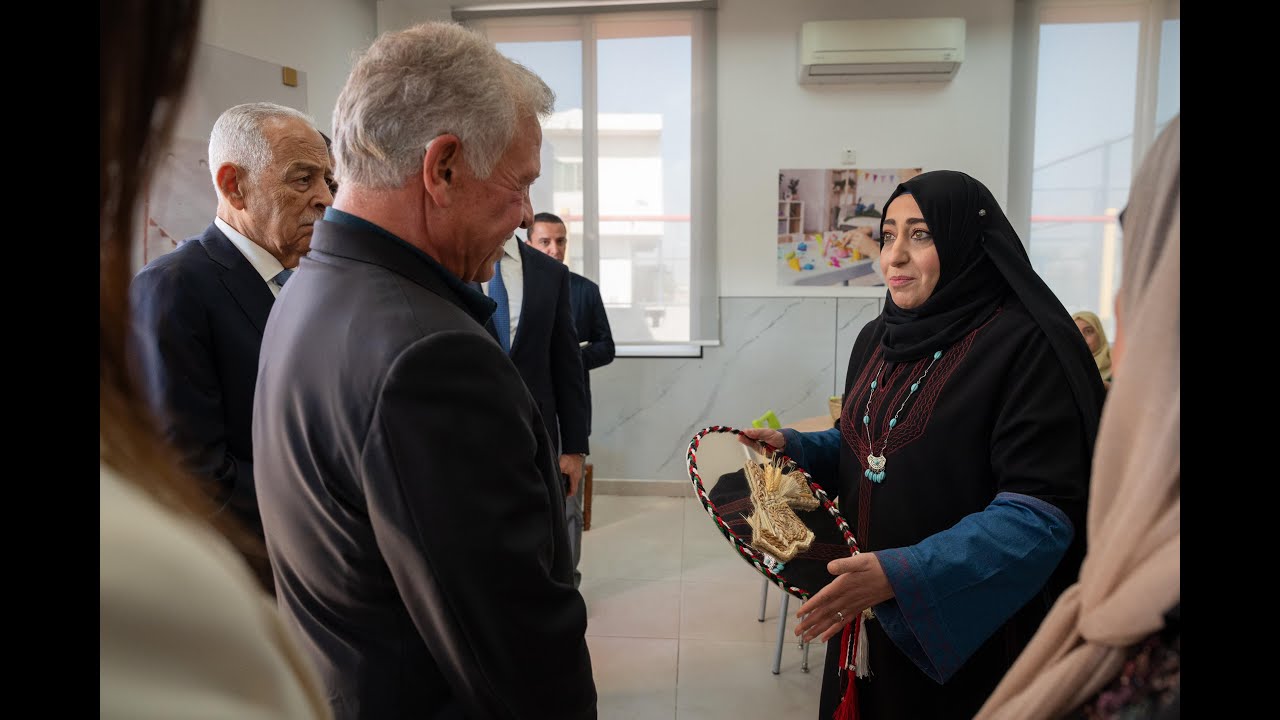 زيارة جلالة الملك لدير علا وتفقده لمشروع مساكن الملاحة واطلاعه على برامج تدريبية بمركز زها الثقافي