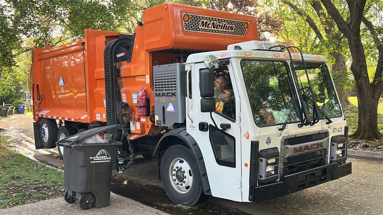 City of Des Moines: Electric Mack LR McNeilus ZR + 320 Loadmaster Eclipse
