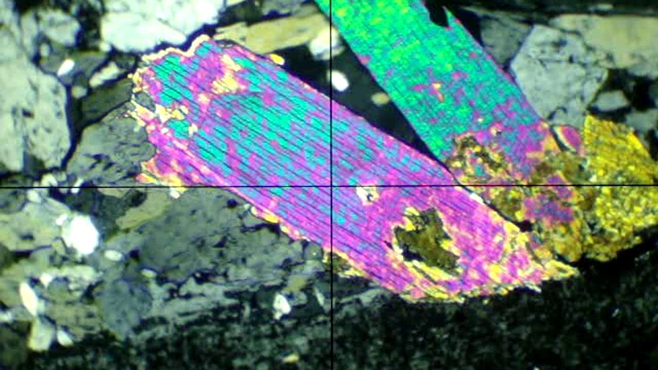 Epidoto 7 - em cristal grande com clivagem