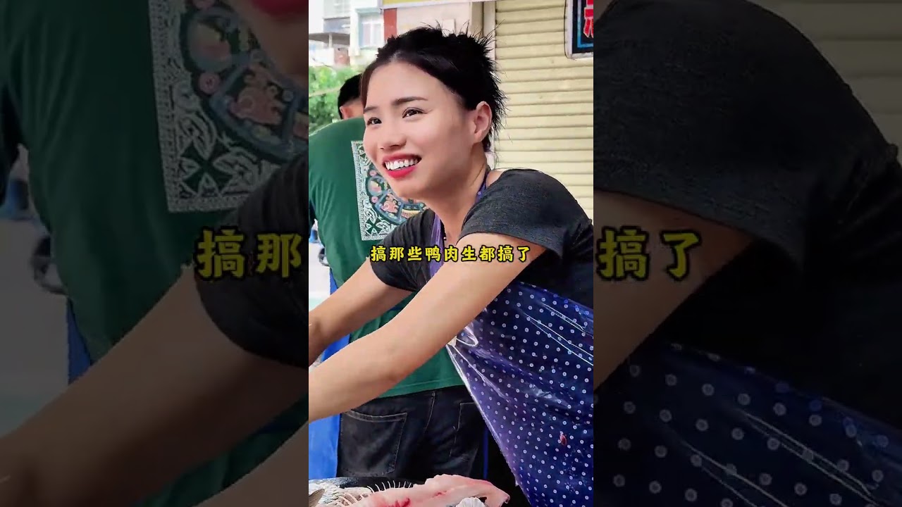 狠人直接生吃清道夫 狠人直接生吃清道夫，一般人真不敢尝试，你敢挑战吗？