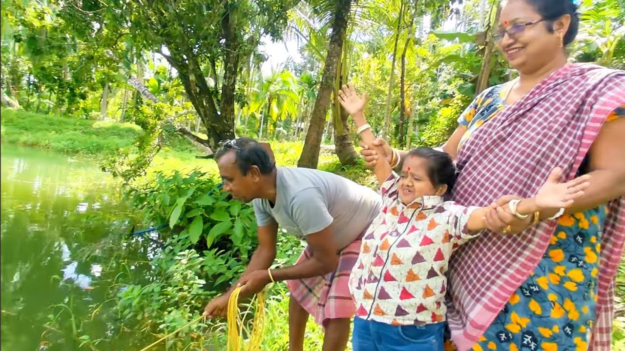বান্ধবীর দাদা বাড়ির পুকুরে মাছ ধরতে এলাম😋 Sei moja bandhobir dadabarir pukurer maach