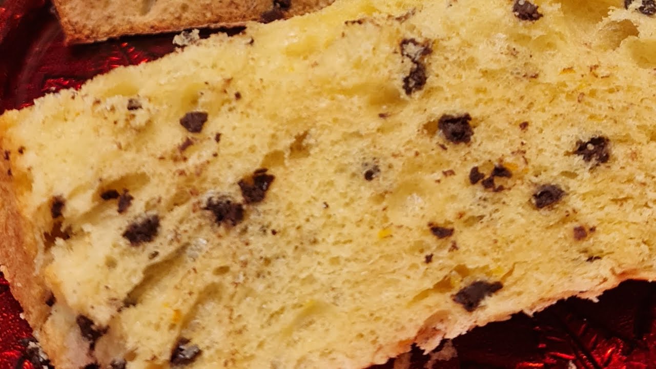 Panettone fatto in casa con lievito madre con gocce di cioccolato 
