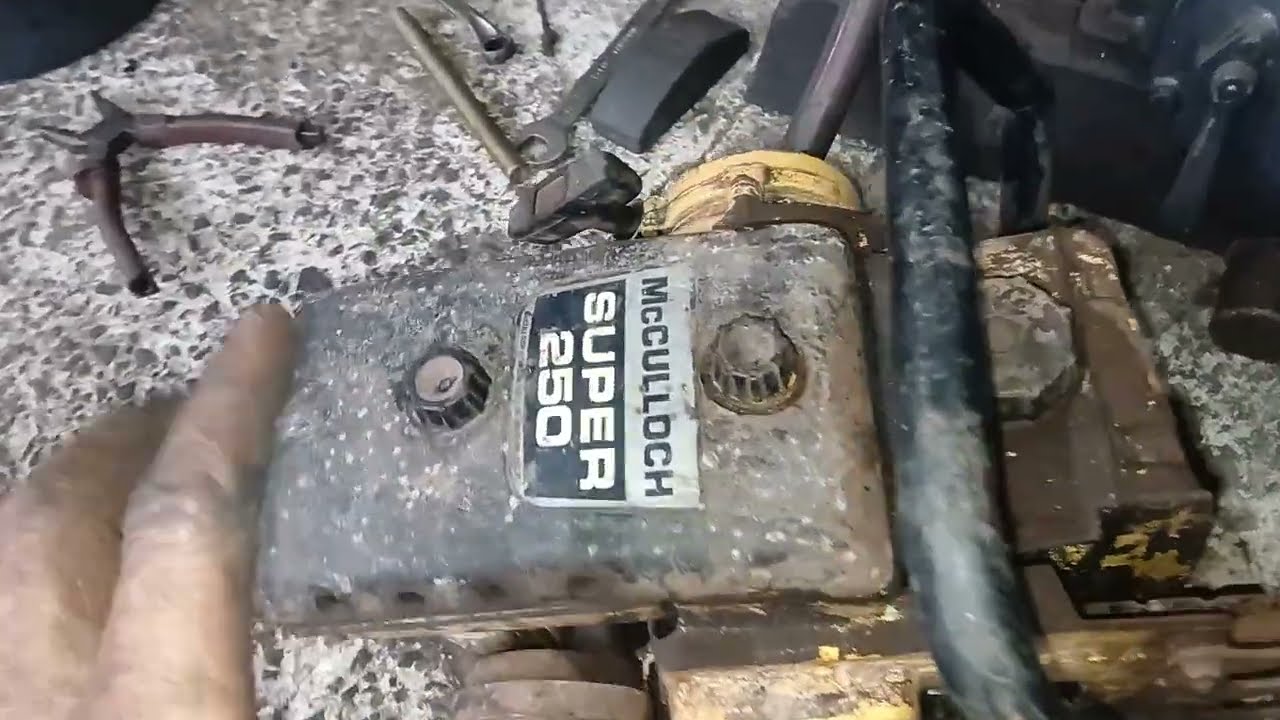 Motosserra bem antigo a mais de 40 anos parado McCULLDCH SUPER 250 tentando ressuscitar parte 1