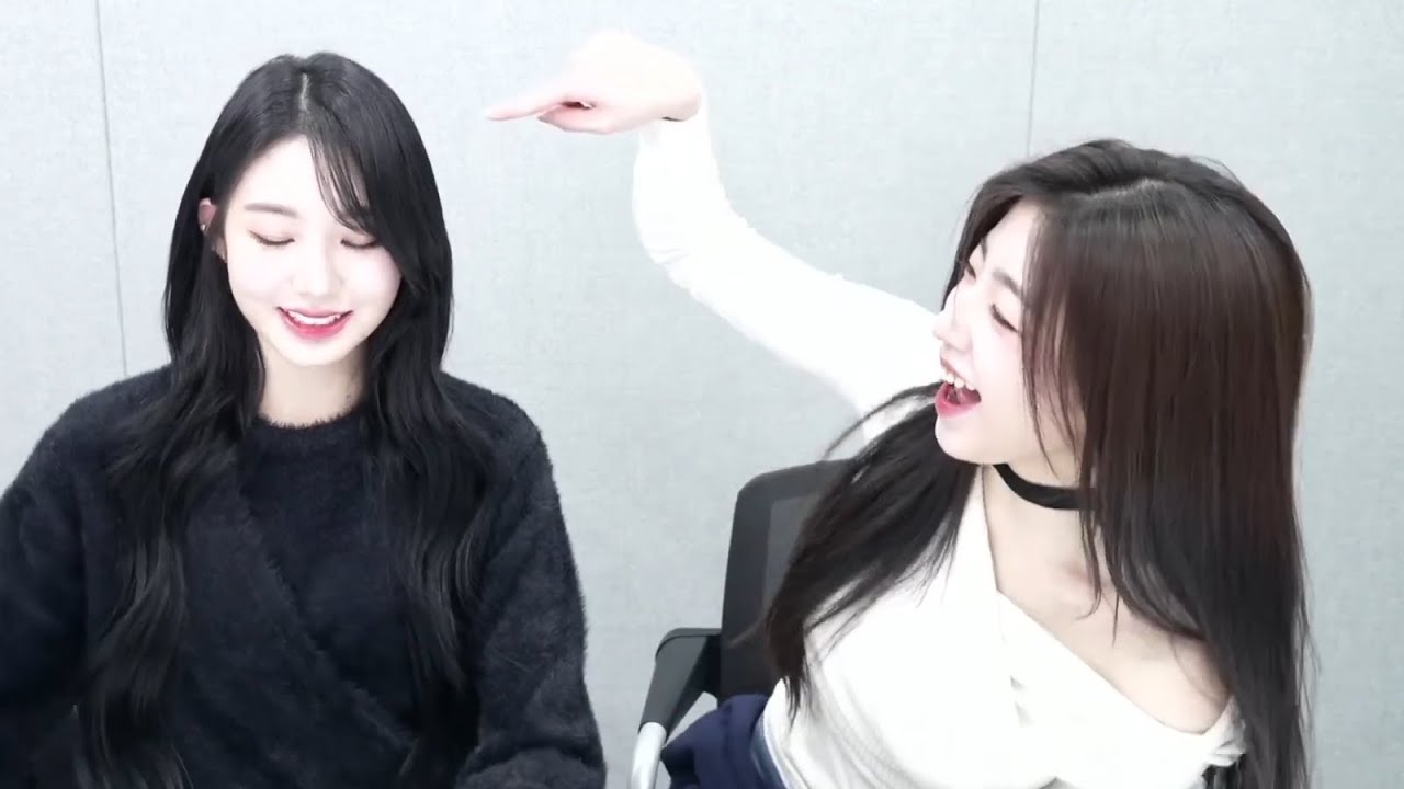 [EN] tripleS - Sohyun laughing at Xinyu's art 240111