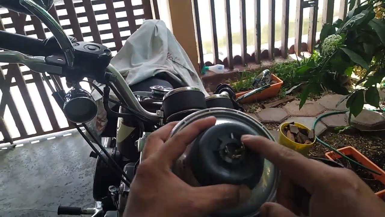 Harley Davidson Sportster cambiando el foco del faro de halogeno a led.