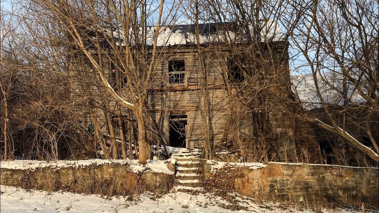 19th Century ABANDONED Log House w/ RETRO Furniture Left Inside