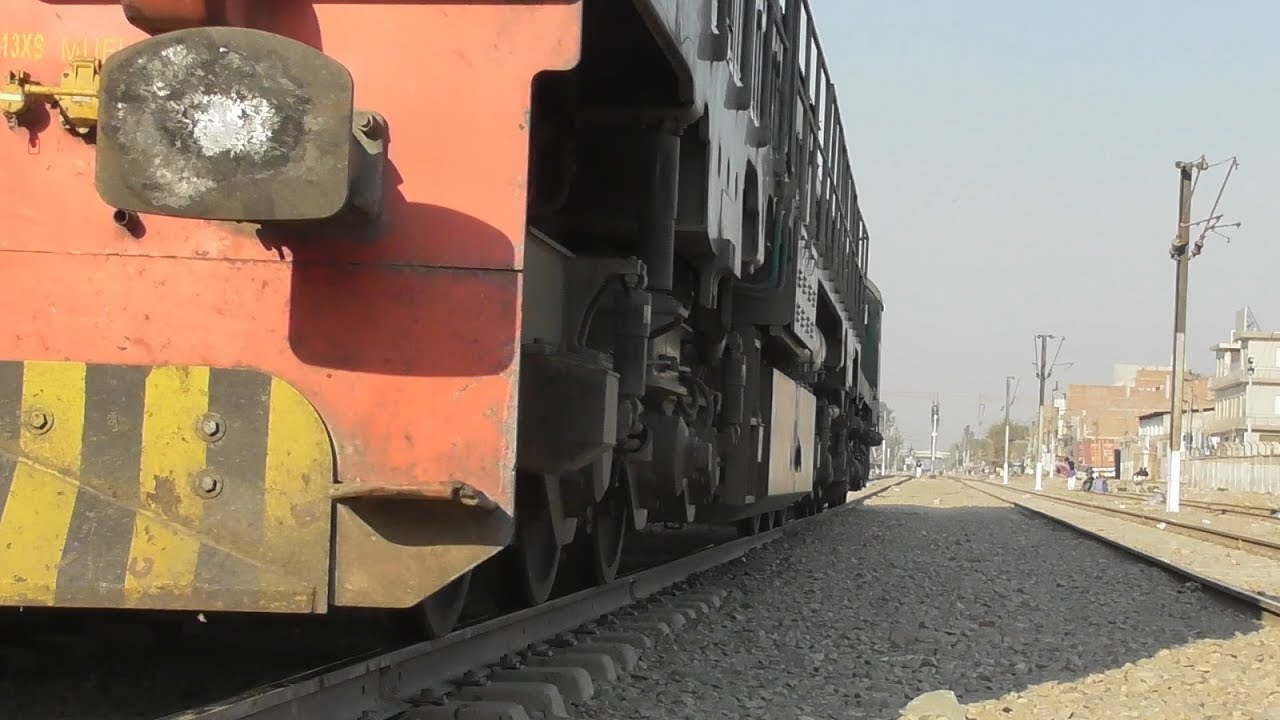 People On Track || GE & CAT Locomotives At Kot Lakhpat Railway Station, Lahore || Pakistan Railways
