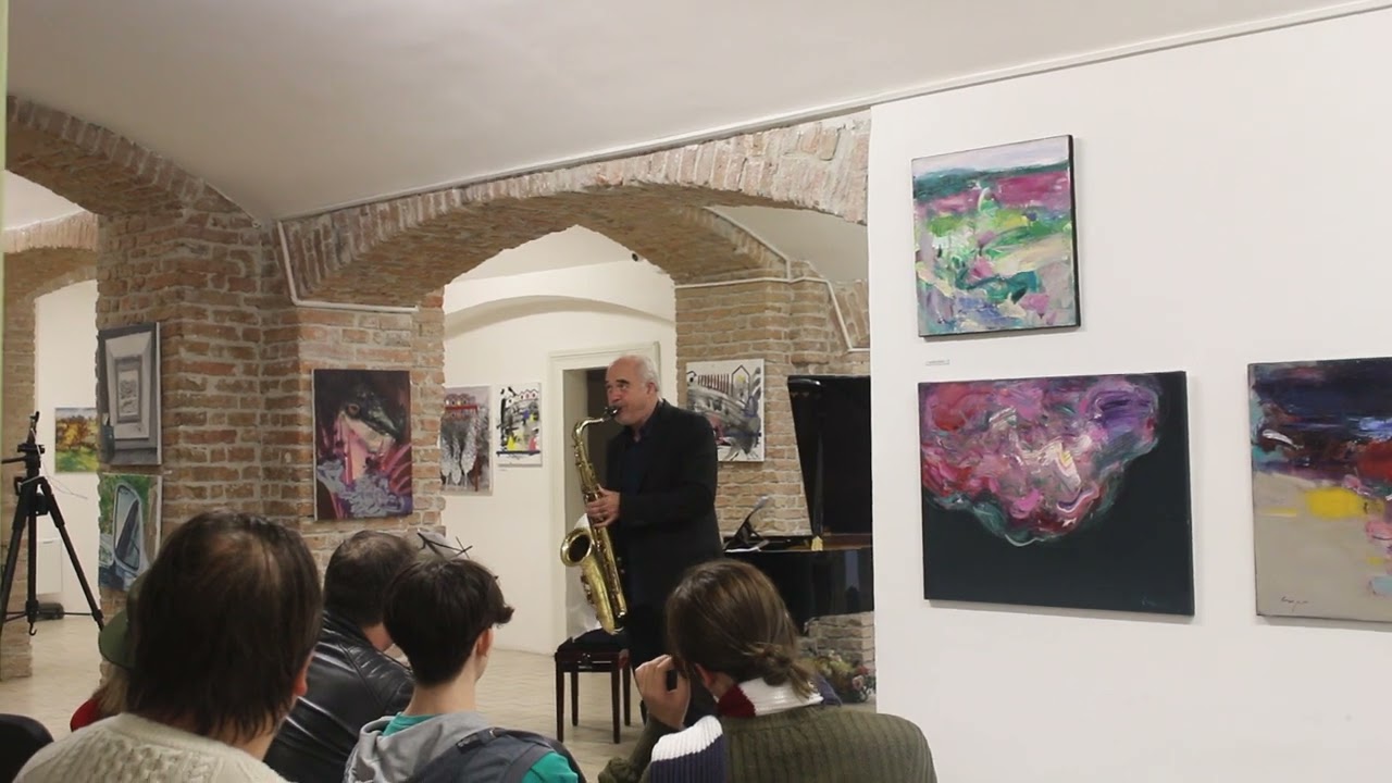 Nicolas Simion, &icirc;n concert la Bistrita: Menuet din Suita I pentru violoncel solo de Bach
