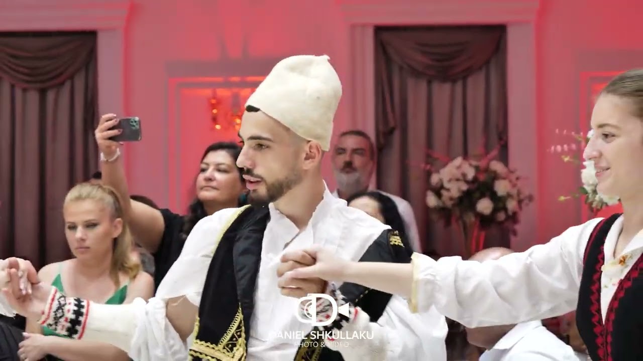 Kënge Labe vellai suprizon nusen me kenge dhe valle labe -Kristina & Gani