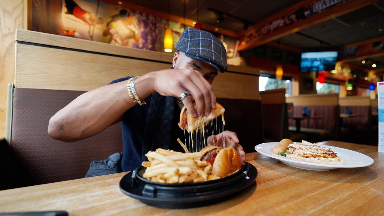 Trying Applebee's NEW OMCheese Burger