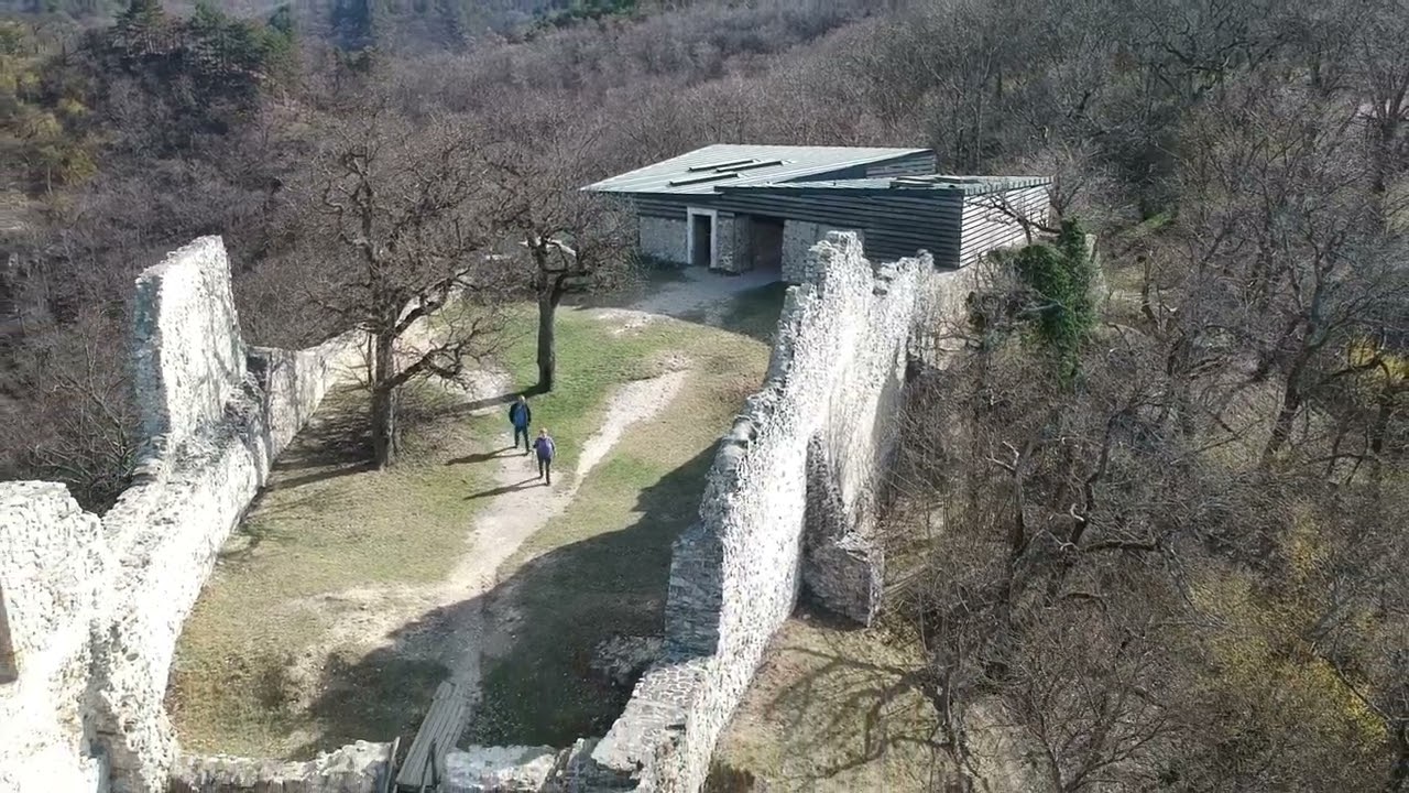 Rezi vár története