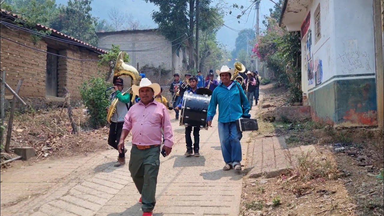 🔥🎺 Caminando con la banda de viento en las Calles de Cuatzoquitengo Guerrero