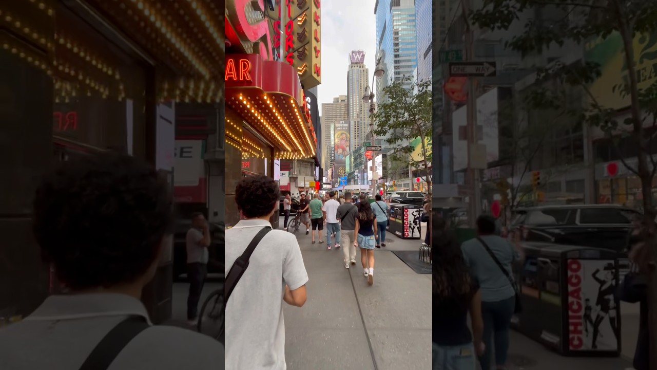 Don&rsquo;t Blink&hellip; You Might Miss Hamilton 🎭 | Evening Walk in Times Square