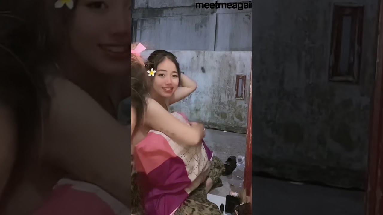 Daily activity: sekumpulan cewek ini lagi nongkrong di teras rumah guys, kayanya lagi cari angin