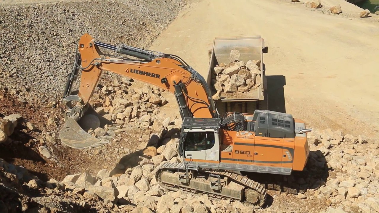 Liebherr R980sme loading CAT 773B