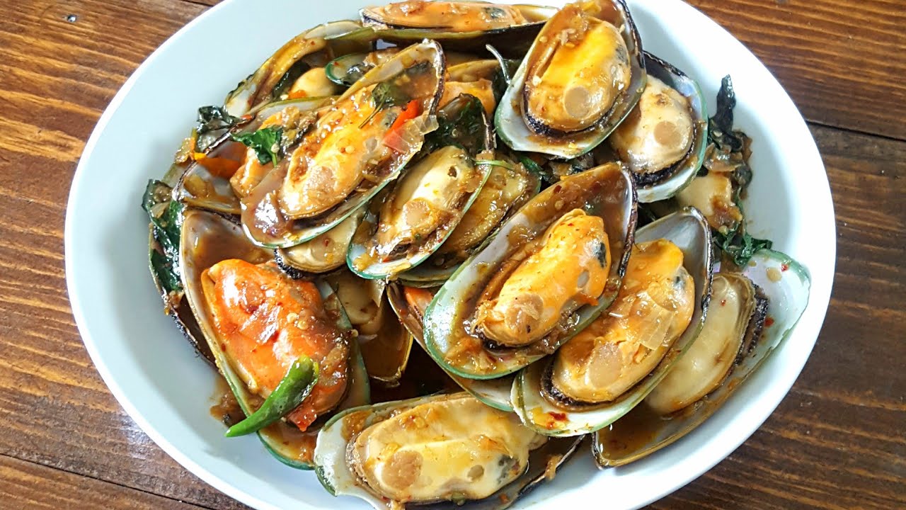 Simple and delicious | Stir Fried Mussels With Roasted Chili Paste and Thai Basil