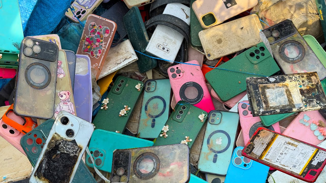 😮Lucky Day 🥰! i Found iPhone 11 & More Broken Phones Near the Road || Restore iPhone 11 Cracked !