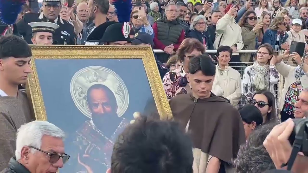 Il quadro di San Nicola inizia il viaggio per mare, il peschereccio salpa da San Giorgio - VIDEO