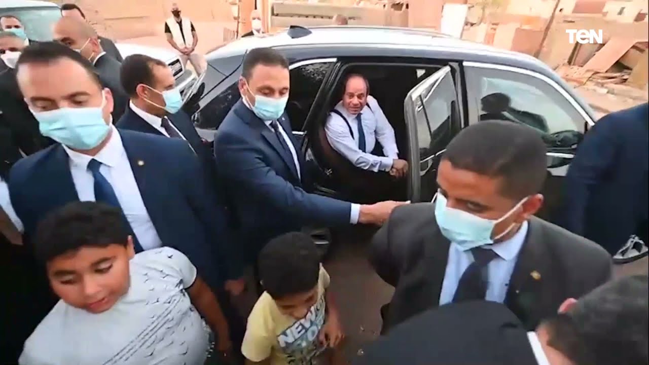 الرئيس السيسي يتبادل التحية والحديث مع المواطنيين في منطقة الرويسات بشرم الشيخ