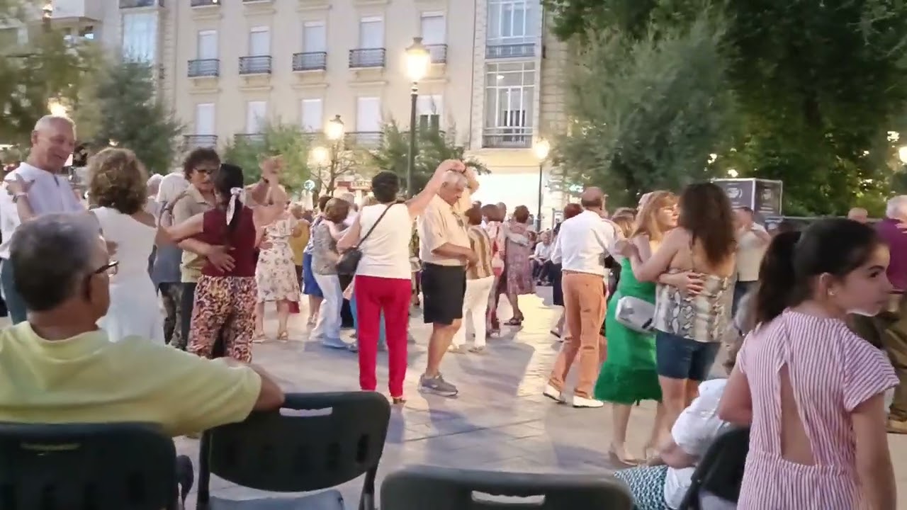 Mayores al baile, en las Plazas de Granada P. Real