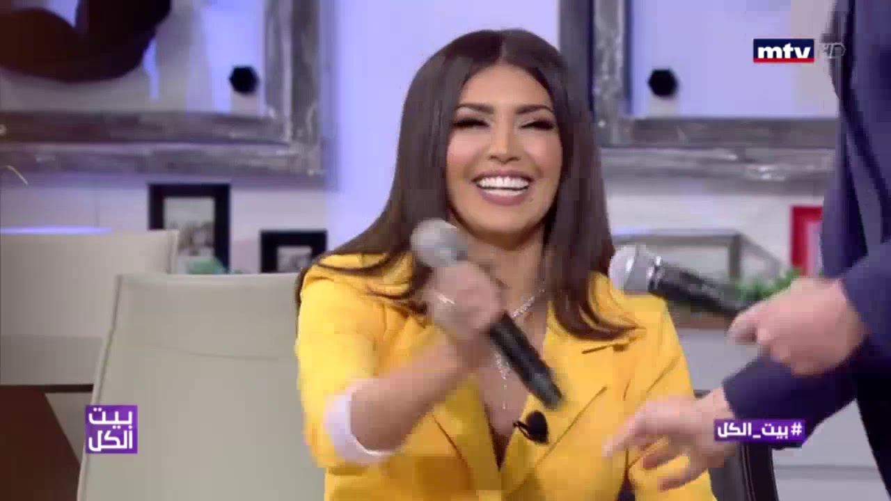 لماذا وقع عادل كرم من على الكنبة اثناء استضافته لأمل بشوشة؟!. ..وديو غنائي يجمعهما...