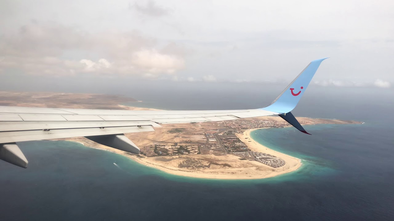 TUI B737-8 landing Sal, Cape Verde