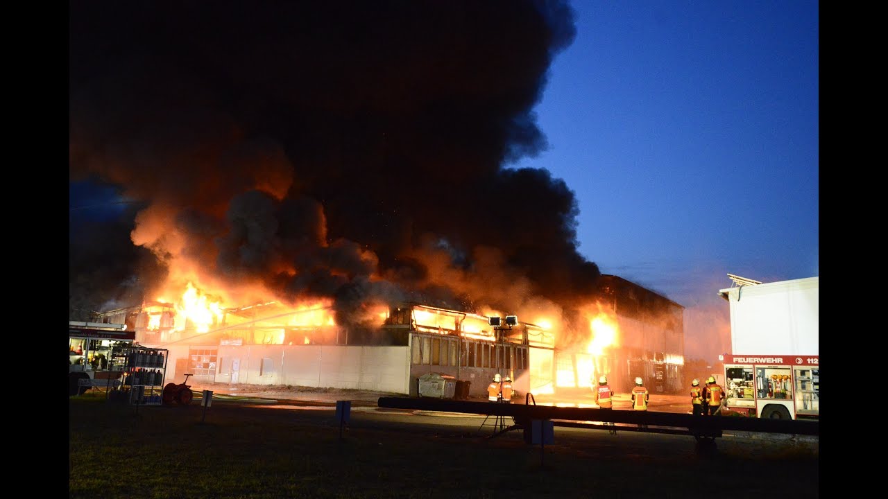Uetze: Feuer einer Halle eines landwirtschaftlichen Lohnunternehmens