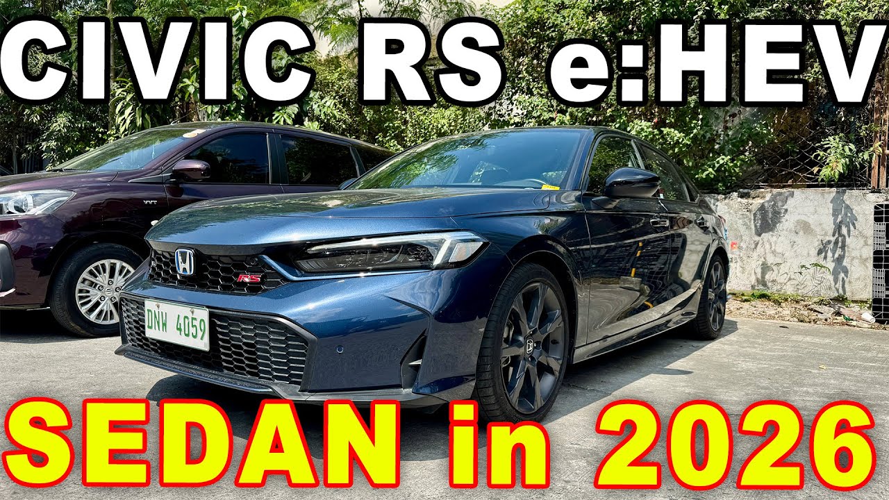 Honda Civic RS e/HEV 2026 года с двумя маленькими детьми.