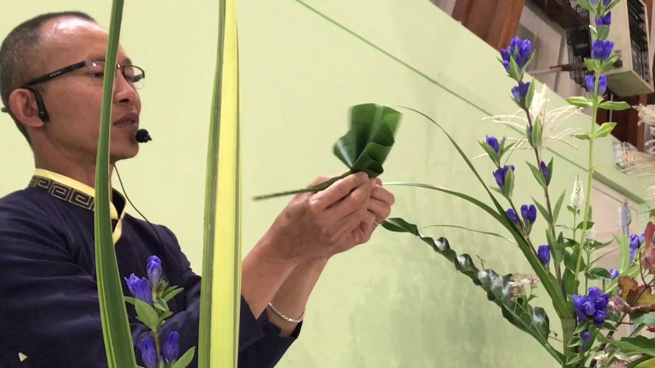 Démonstration d'art floral ikebana Thai Thomas Mai Van
