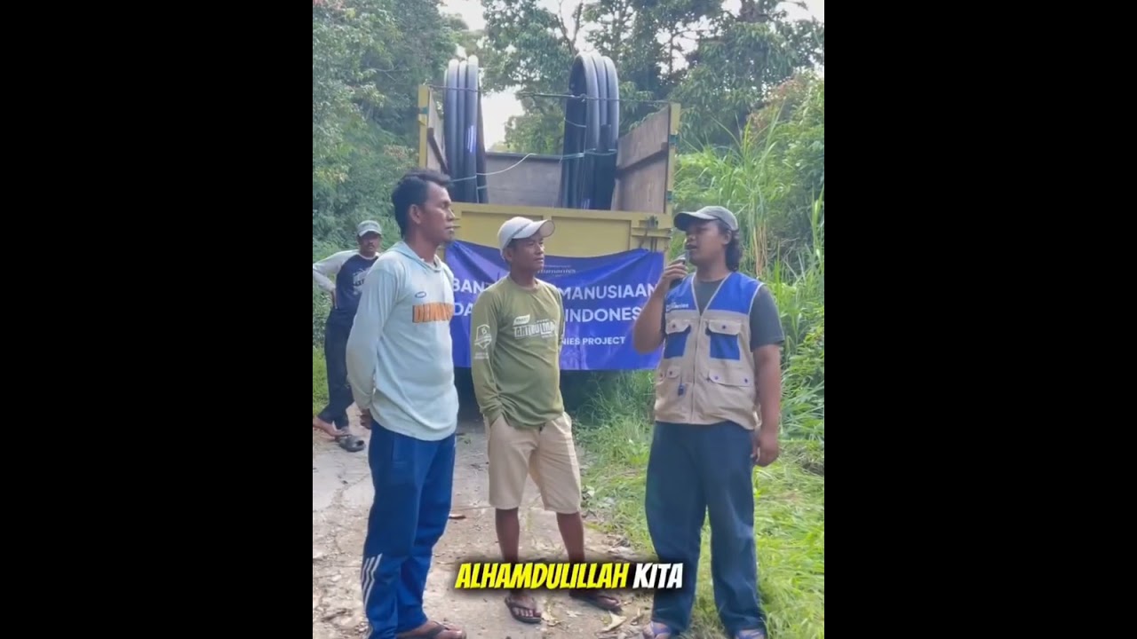 Relawan Humanis project memberikan bantuan pipa air bersih utk warga korban bancana di Solok Sumbar
