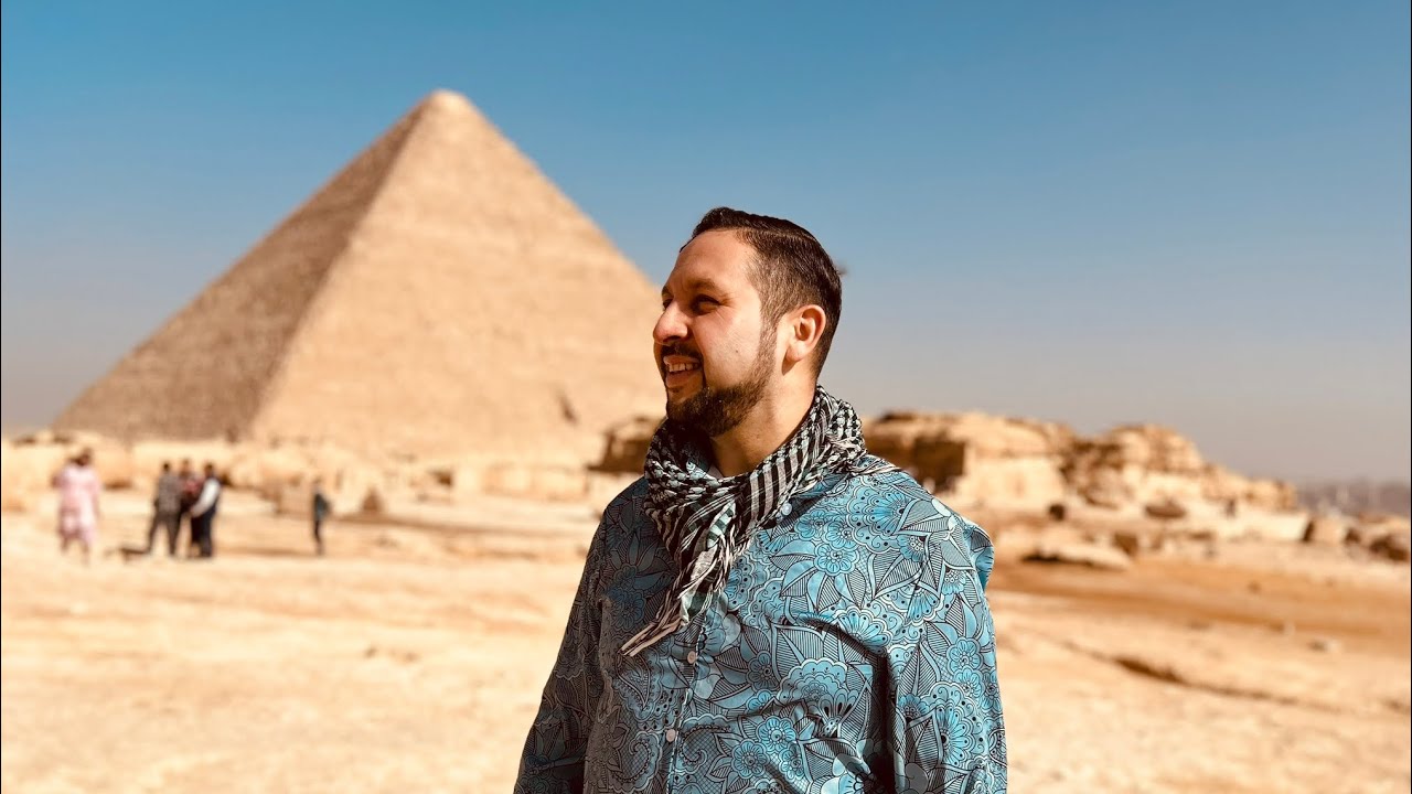 Yasen Shikov при пирамидите във Египет