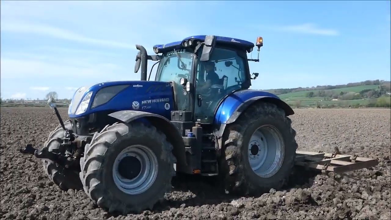 NEW HOLLAND T7.225 BLUE POWER WITH CHISEL PLOWING BUSY WORKING