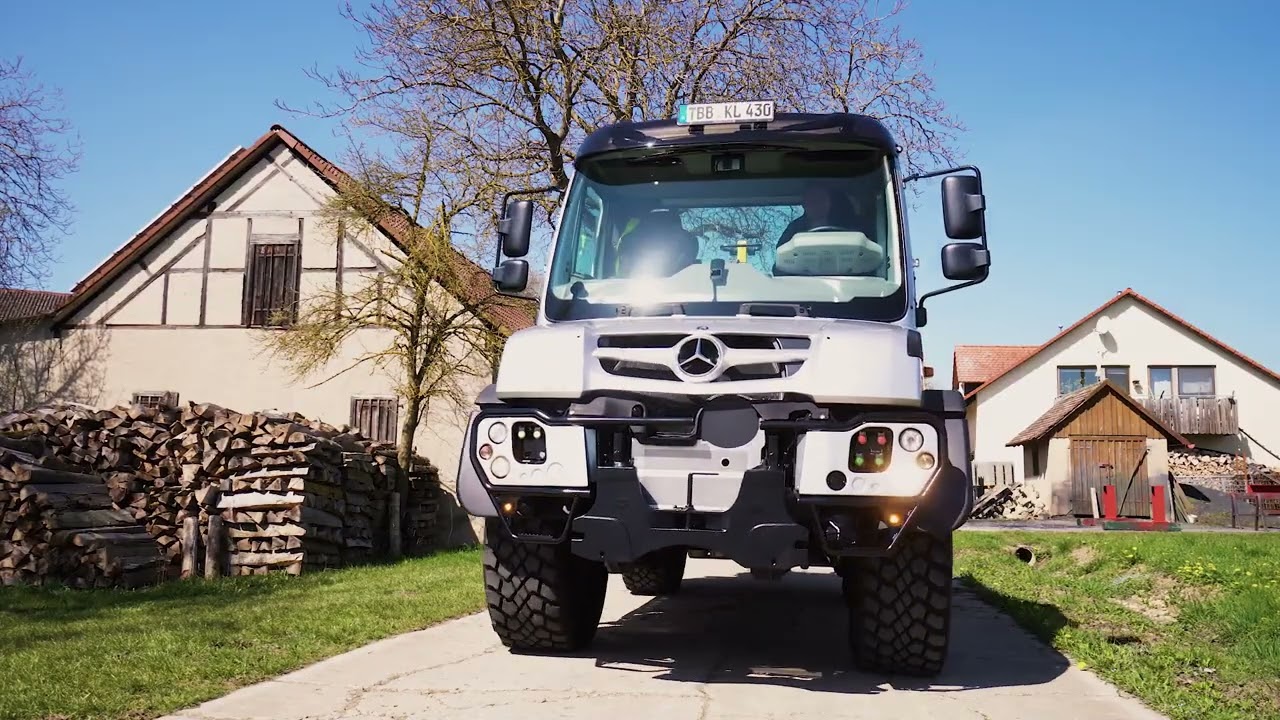 Baumaschinenlogistik mit dem Unimog U 430