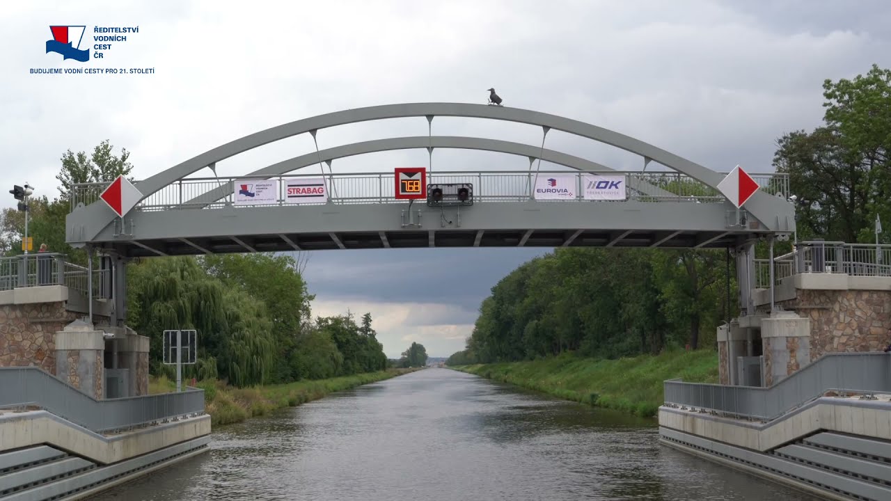 Zdvižné mosty a unikátní plavební komora na plavební kanálu Vraňany - Hořín.