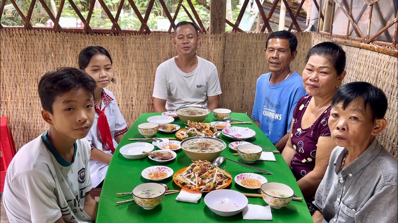 Cháo Gà Ngó Sen Mừng Bắp Chuối Nhận Quà Lớn Từ Ba Sanh Và Chị Phola Ở Mỹ Tặng Cháu / at6n
