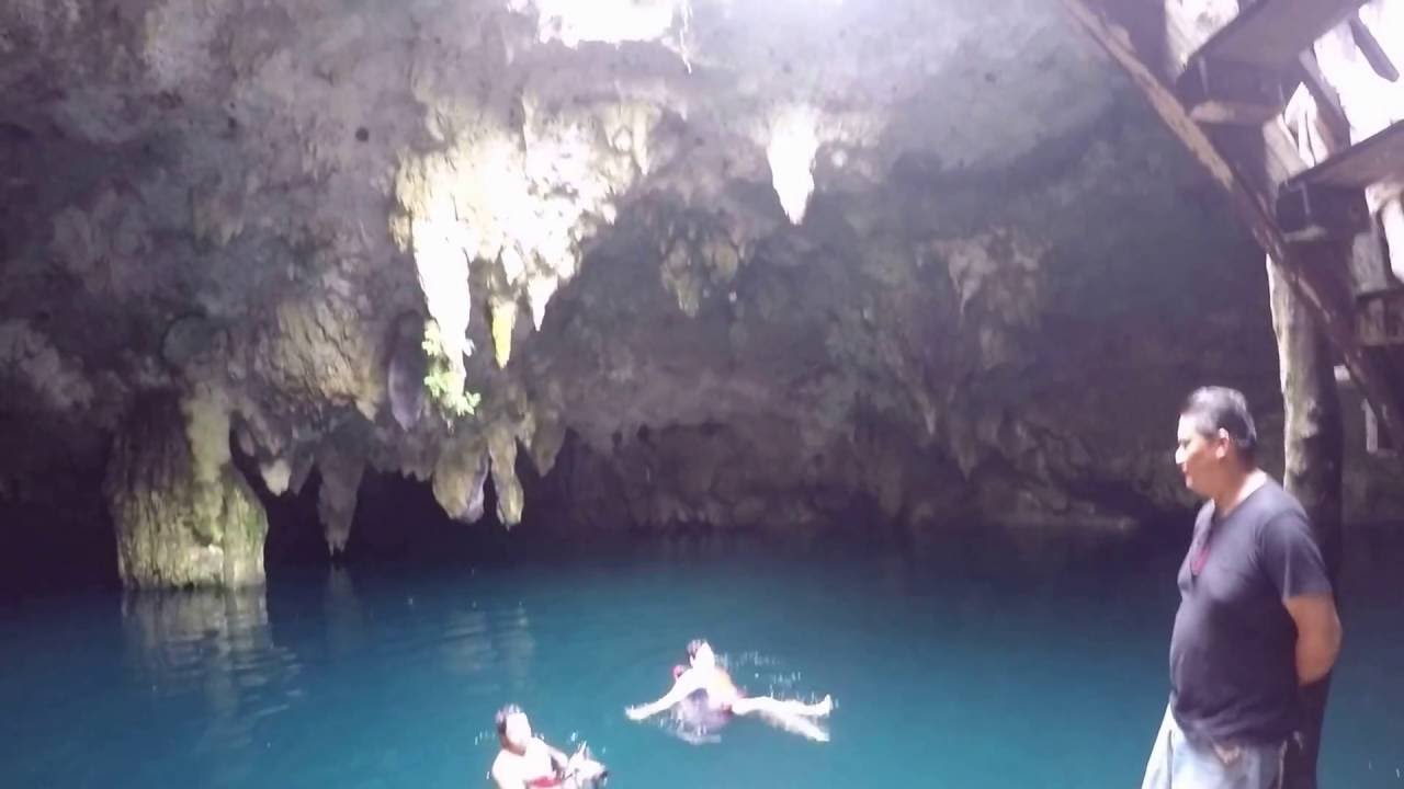 Baden in einem Cenote in Mexiko