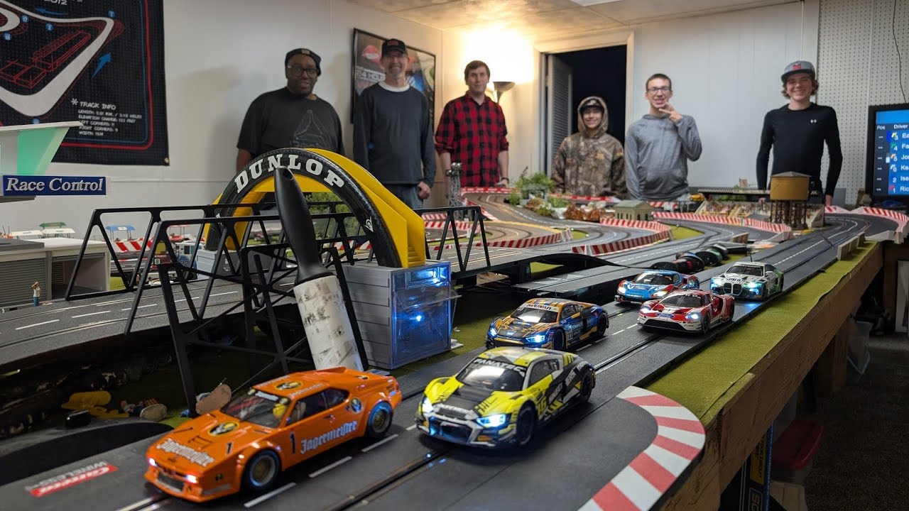 Гонка на цифровых гоночных автомобилях Carrera Digital GT в масштабе 1:24, 20 кругов!!