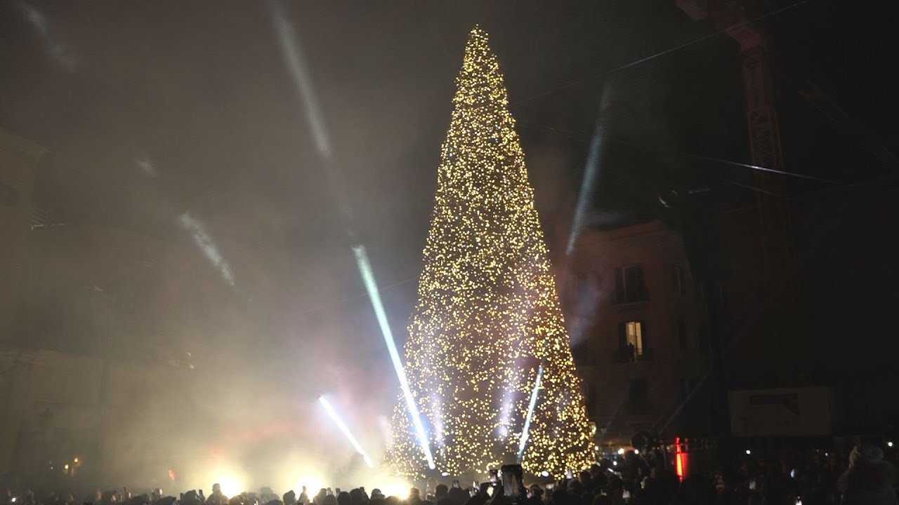 Bari e la magia del Natale, si illumina il grande albero nel giorno di San Nicola