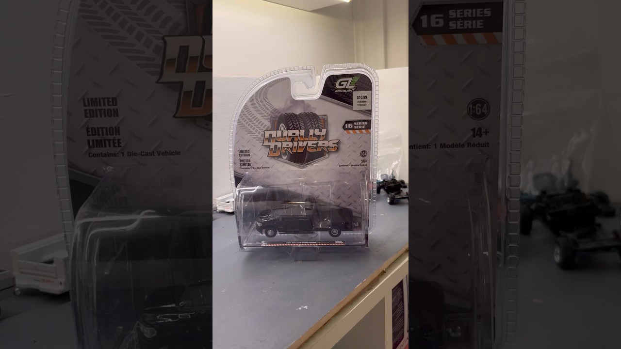 Unboxing a 1/64 greenlight 2023 ram 3500 dually flatbed