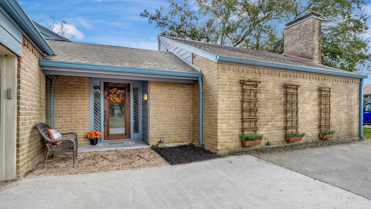 4330 Shady Springs Dr | Clear Lake Forest Home | Near NASA