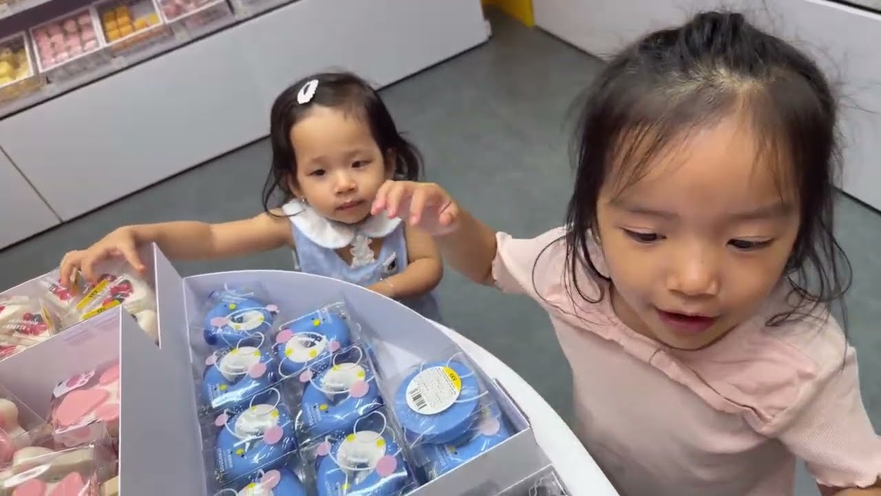 Moza Tinh T&uacute;, Moca Gia T&uacute; đưa ba Trịnh T&uacute; Trung đi mua sắm ở KKV si&ecirc;u to giữa Saigon